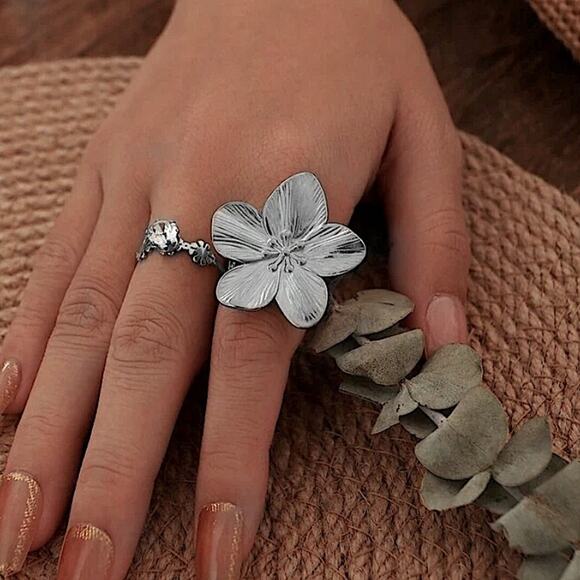 Vintage Silver Statement Flower Ring - Picture 5 of 11